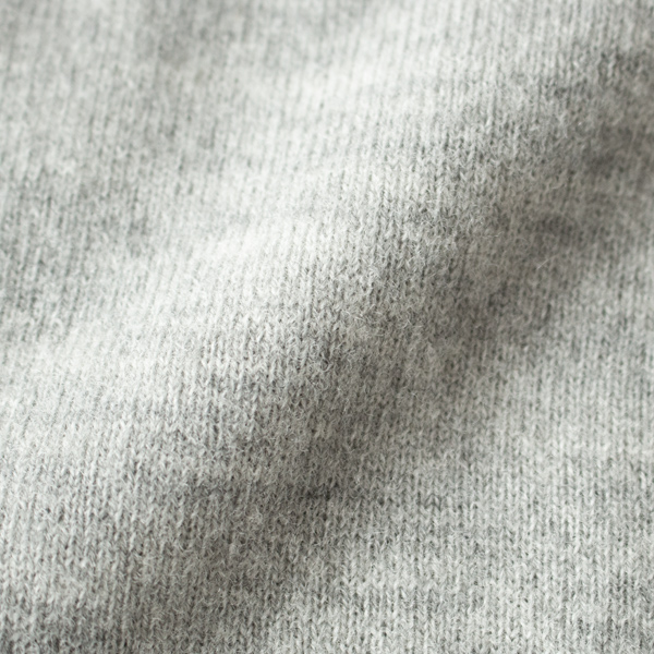 重ね着しやすい柔らかいウールを使用(LIGHT GREY)