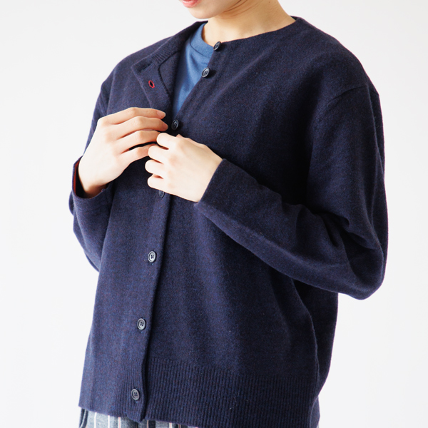 二つめのボタンがアクセント(NAVY)