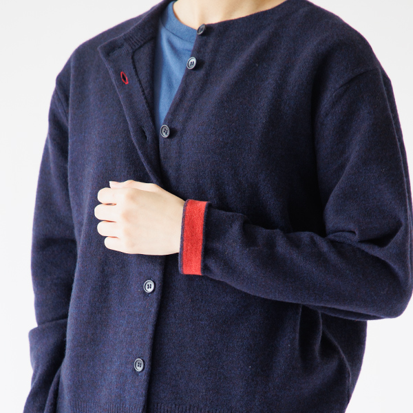袖を折って着ると印象もガラリと変わります(NAVY)