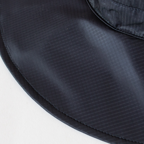 撥水加工を施した、リップストップ生地を使用(NAVY)