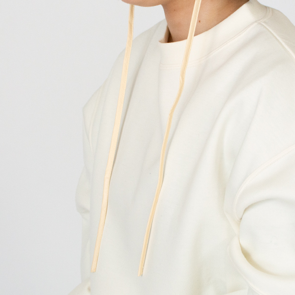 コードはそのまま垂らしたり、お好みの位置で結んだりできます(GLEAM)