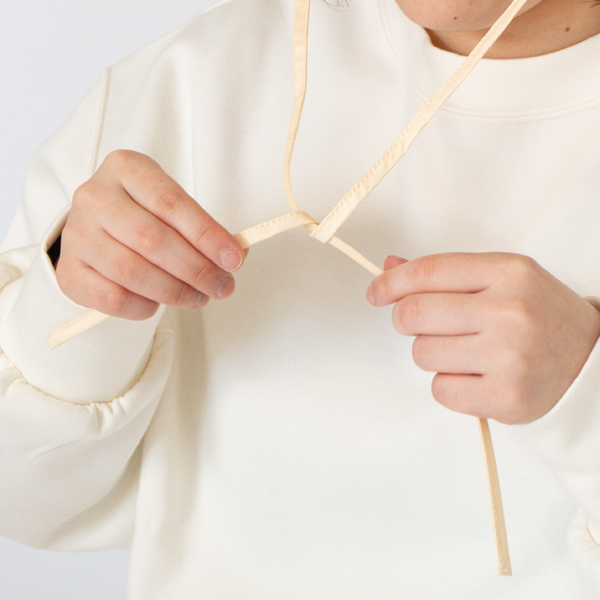 コードはそのまま垂らしたり、お好みの位置で結んだりできます(GLEAM)