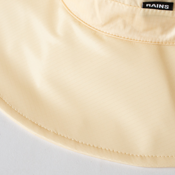 撥水加工を施した、リップストップ生地を使用(GLEAM)