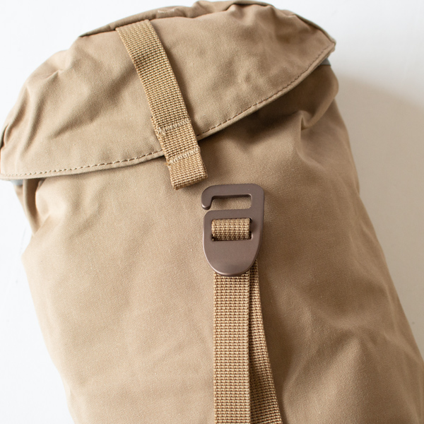 メタルフックで開閉(Singi Side Pocket) メタルフックで開閉(Singi Side Pocket)