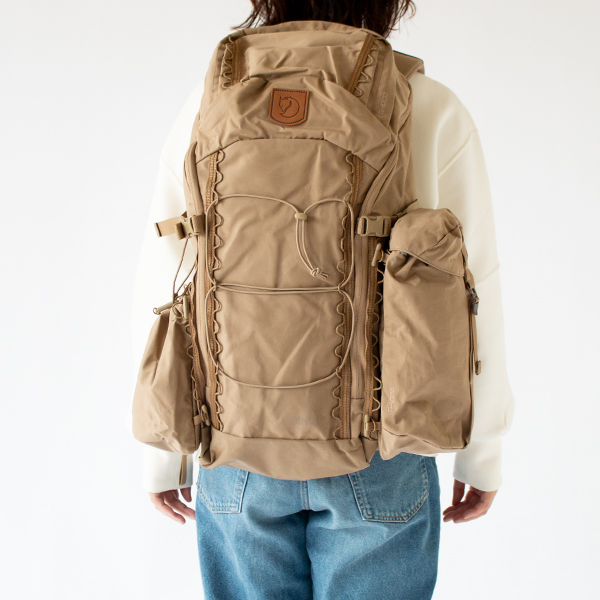 左にGear Holder、右にSide Pocketを付けた様子(身長156cm) 左にGear Holder、右にSide Pocketを付けた様子(身長156cm)