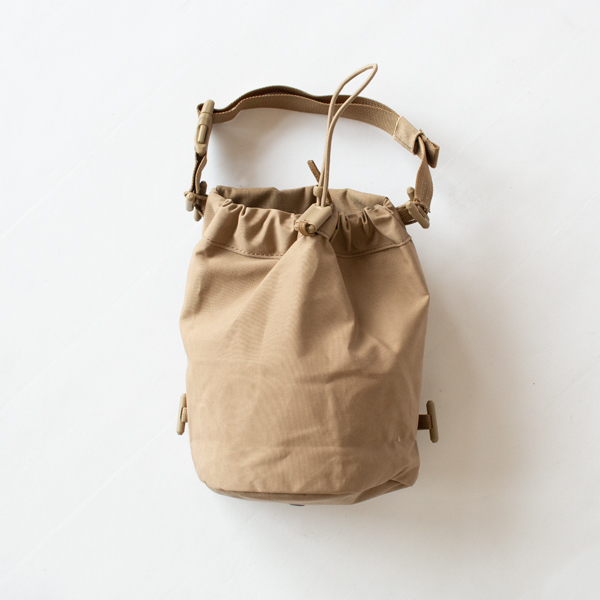 付属のストラップを付ければミニトートのようにも使用可能(Singi Gear Holder) 付属のストラップを付ければミニトートのようにも使用可能(Singi Gear Holder)