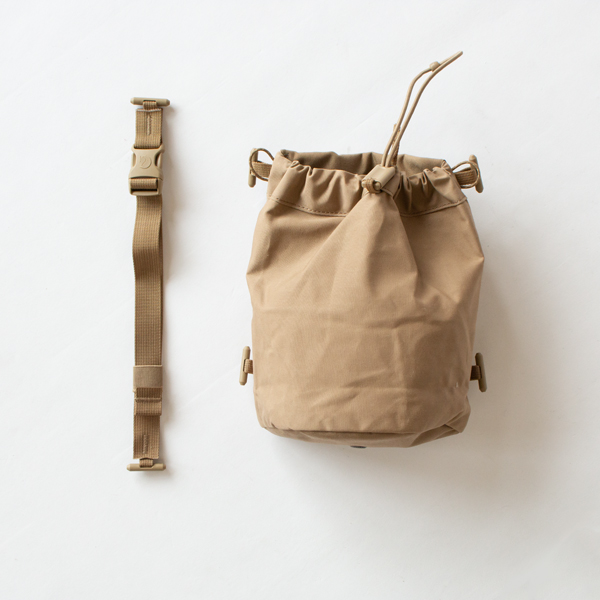 付属のストラップを付ければミニトートのようにも使用可能(Singi Gear Holder) 付属のストラップを付ければミニトートのようにも使用可能(Singi Gear Holder)