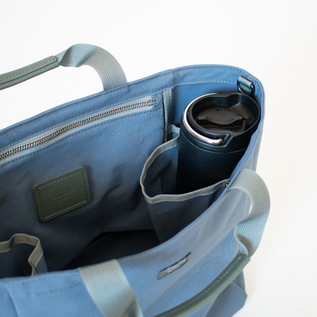 ペットボトルなどを立てて収納できます(B TOTE S)