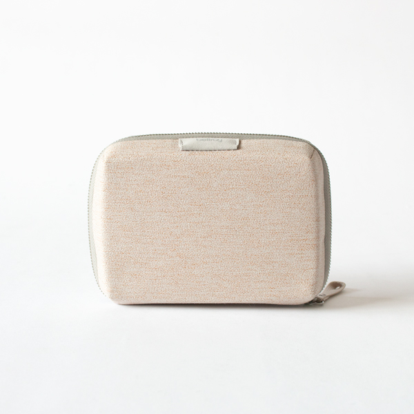 Tech Kit Compact ポーチ(Saltbush)
