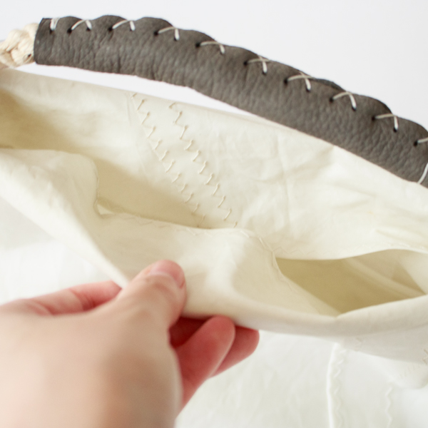 開け口はマグネットで止められます 開け口はマグネットで止められます