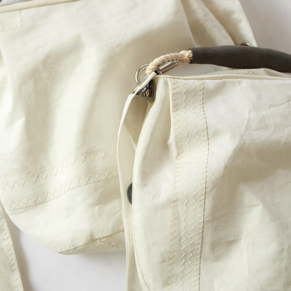 ヴィンテージ素材を使用しているため、二つと同じデザインがありません ヴィンテージ素材を使用しているため、二つと同じデザインがありません