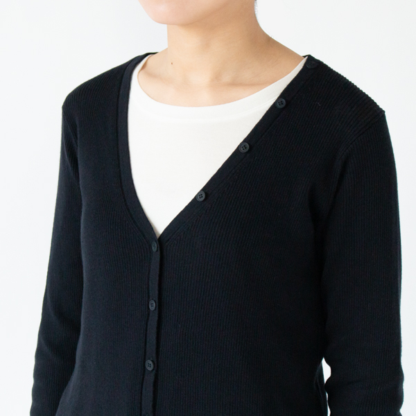 飾りボタンがさりげないアクセントに(B.NAVY)