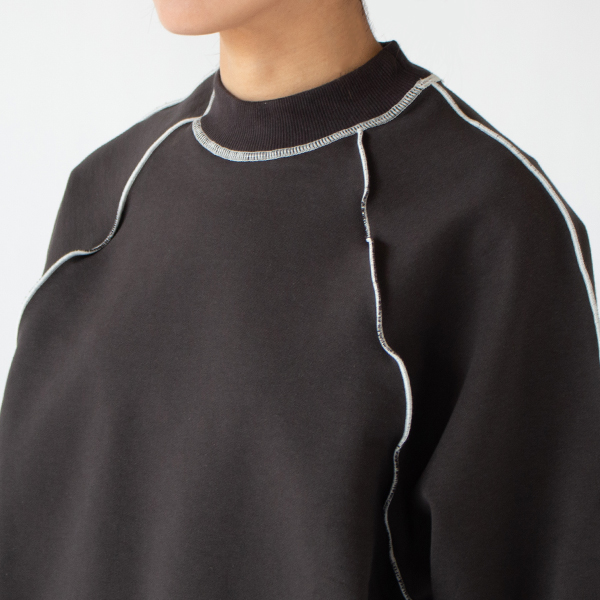 シンプルながらも目を引くデザイン(CHARCOAL)