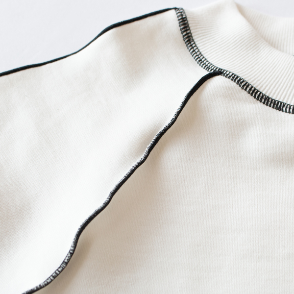 WHITEには黒ステッチを施しています(WHITE)
