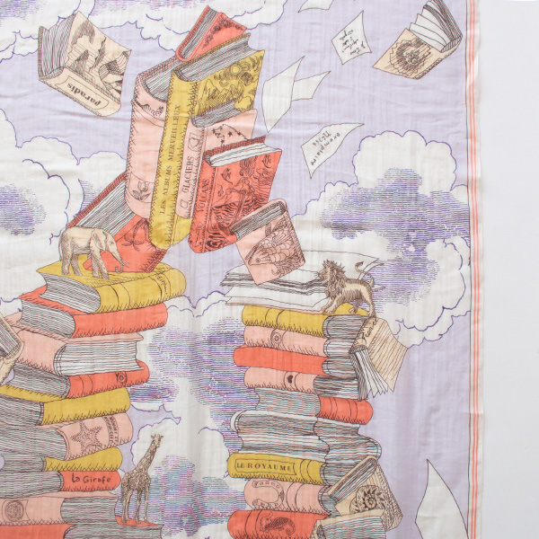 天高く積み上げられた本の山と動物（100×190cm）(EDITIONS/PARMA)