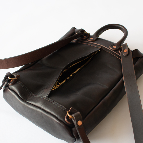 荷物にアクセスできるファスナーが背中に付いています(BLACK) 荷物にアクセスできるファスナーが背中に付いています(BLACK)