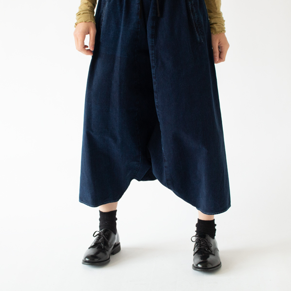 ゆったりとワイドな穿き心地(インディゴ)