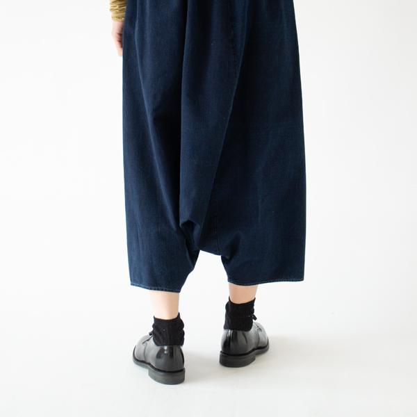 ゆったりとワイドな穿き心地(インディゴ)