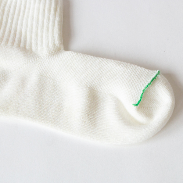 つま先のラインがアクセント(オフホワイト) つま先のラインがアクセント(オフホワイト)