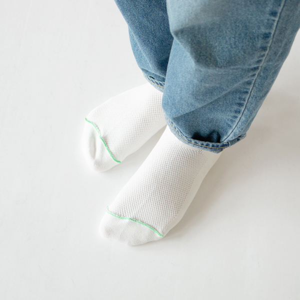 つま先のラインがアクセントに（オフホワイト）