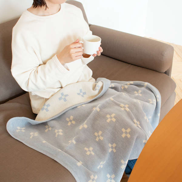 膝掛けにちょうど良いサイズ。