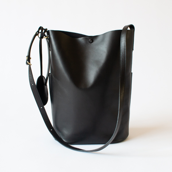 APERTO ショルダーバッグ Sleek Path APERTO ショルダーバッグ Sleek Path