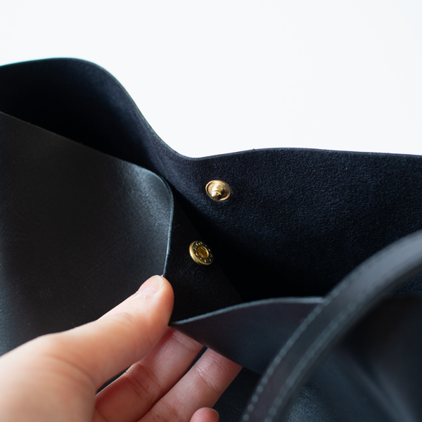 開け口はボタンでとめられます 開け口はボタンでとめられます