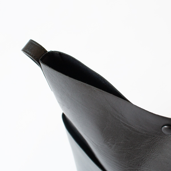 薄くて軽いレザーを使用 薄くて軽いレザーを使用