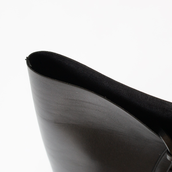 薄くて軽いレザーを使用 薄くて軽いレザーを使用