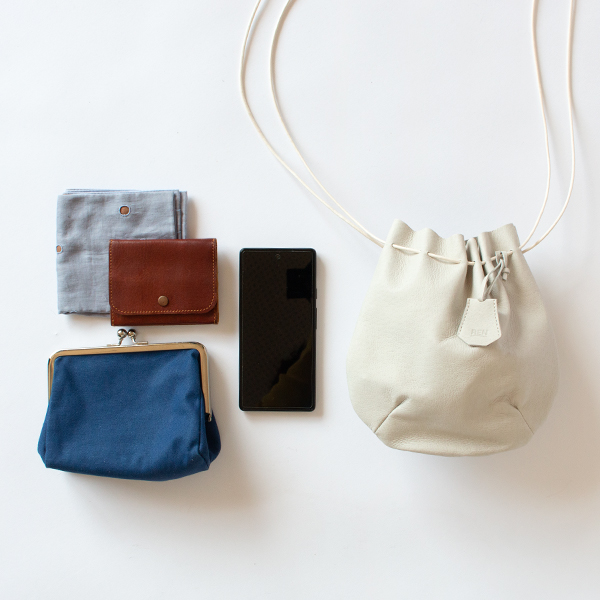 ミニ財布、スマートフォン、キーケース、ICカードなどの必要なものが入ります(OATMEAL)