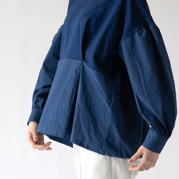 タックを取ってアクセントに(BLUE、身長160cm)