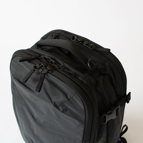 素早くアクセスできる、小物用トップポケット(BLACK)