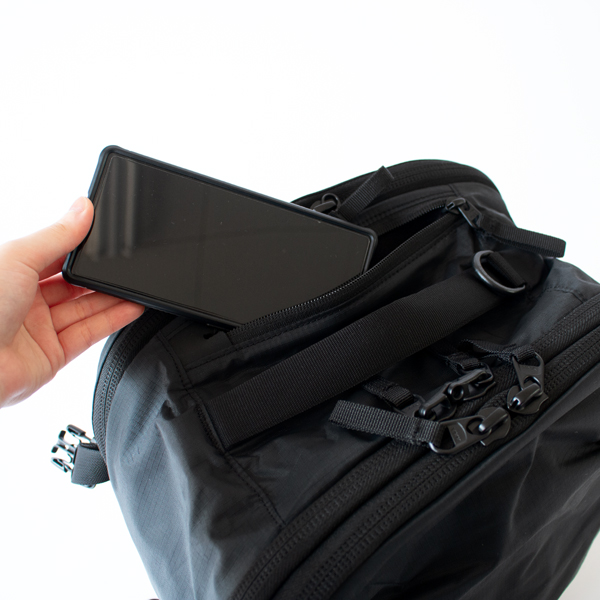 素早くアクセスできる、小物用トップポケット(BLACK)