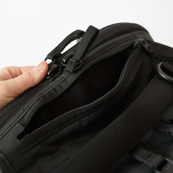 素早くアクセスできる、小物用トップポケット(BLACK)