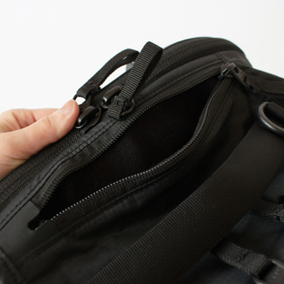 素早くアクセスできる、小物用トップポケット(BLACK)