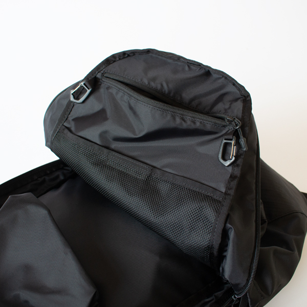 小物の整理に便利なポケット(BLK)