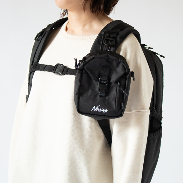 ECOPAK UR SHOULDER POUCHとの組み合わせもおすすめです(BLK、身長156cm)