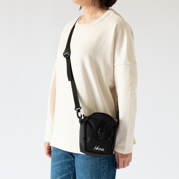 ECOPAK UR SHOULDER POUCH(BLK、身長156cm)