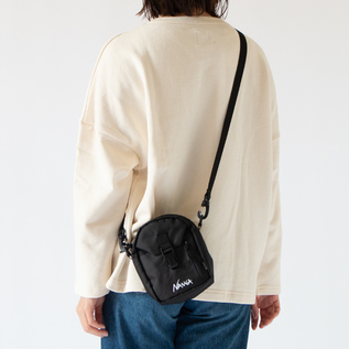 ECOPAK UR SHOULDER POUCH(BLK、身長156cm)