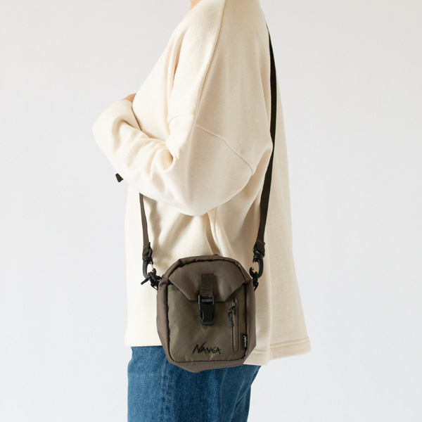 ECOPAK UR SHOULDER POUCH(OLV、身長156cm)