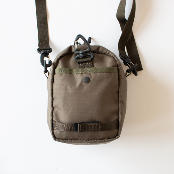 ECOPAK UR SHOULDER POUCH(OLV、身長156cm)