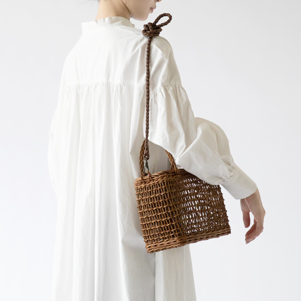 肩掛けで（身長：162cm）