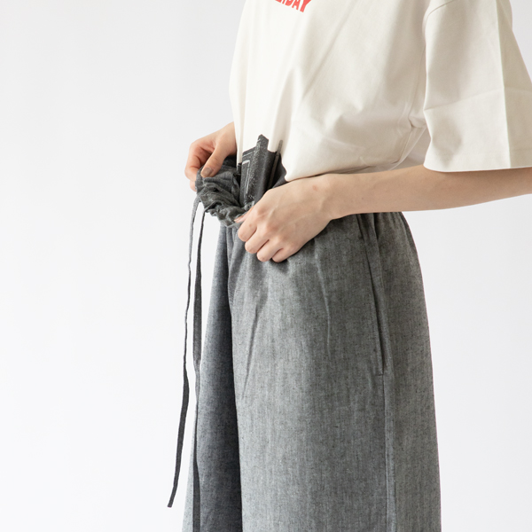 紐で調節できます(Black)