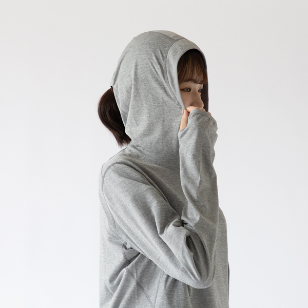 補強されたつば付きのフード