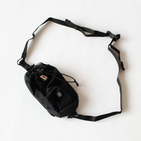 取り外し可能なストラップを使うことで、クロスボディバッグとしても活躍(Black)