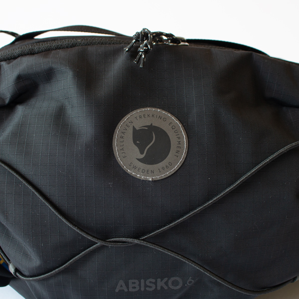 ロゴは視認性を高めるリフレクター仕様(Black)