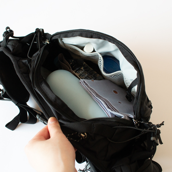 長財布や500mlのペットボトルを収納可(Black)