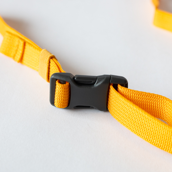 ストラップにはバックルが付いています(Mustard Yellow)