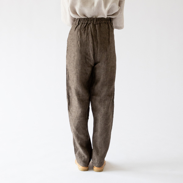 ワンタックのテーパードパンツ ワンタックのテーパードパンツ