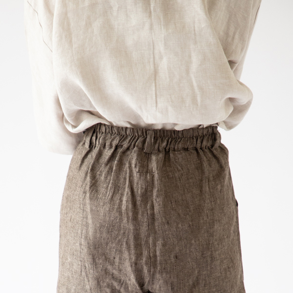 ウエストの後ろはゴム仕様 ウエストの後ろはゴム仕様